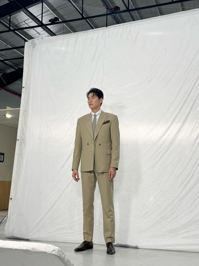 Sukses terlebih dahulu sebagai model, Kim Young Kwang memecahkan rekor sebagai artis Asia pertama yang pernah tampil di runway berskala internasional. Pada tahun 2008 silam sang aktor melenggang keren di atas panggung runway brand Dior.