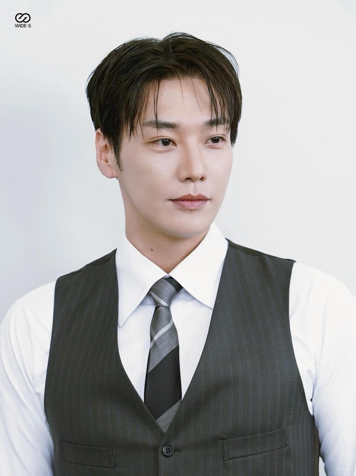 Kim Young Kwang merupakan putra seorang veteran perang Vietnam yang diakui negara. Kehormatan yang ditinggalkan sang ayah menjadikan Kim Young Kwang mendapatkan hak wajib militer dalam kurun waktu singkat selama 6 bulan di bagian pelayanan publik.
