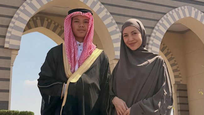 Potret Ratna Galih Dampingi Anak Wisuda di Universitas Islam Madinah, Lepas Rindu usai Lama LDR