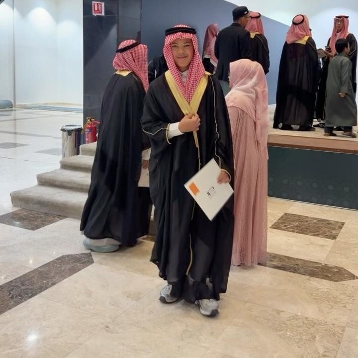 <p>Ratna juga menjelaskan bahwa Shelby, yang masih duduk di kelas 8 SMP, mendapat kesempatan mengikuti program pendalaman ilmu agama dan Bahasa Arab di kampus tersebut. Ia berharap pengalaman selama belajar di Madinah dapat membawa manfaat bagi putranya. &ldquo;Semoga bermanfaat ilmu dan pengalaman selama di sini. Semoga selalu semangat menuntut ilmu yah Nak&hellip;Orang tua cuma bisa mengusahakan mendoakan yang terbaik serta kebaikan untuk anak-anaknya tersayang,&rdquo; tulis Ratna.&nbsp;(Foto: Instagram @ratnagalih)</p>