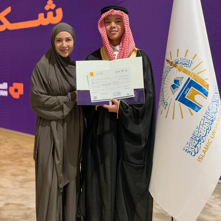 <p>Melalui unggahan Instagram, Ratna membagikan momen wisuda Shelby yang berlangsung pada pertengahan Oktober lalu, Bunda. &ldquo;15 Oktober 2026 Islamic University of Madinah. <em>Graduation overseas</em> program di Universitas Islam Madinah,&rdquo; tulis Ratna, dikutip dari laman Instagram <em>@ratnagalih,</em> Selasa (20/10/2026).&nbsp;(Foto: Instagram @ratnagalih)</p>