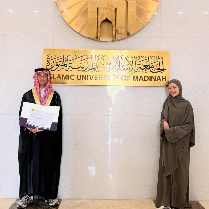 <p>Setelah menjalani hubungan jarak jauh karena terpisah jarak antara Indonesia dan Arab Saudi, Ratna mengaku bersyukur akhirnya bisa bertemu kembali dengan sang putra sekaligus menyaksikan pencapaiannya secara langsung. &ldquo;Alhamdulillah setelah LDR an ketemu juga di wisuda anada soleh,&rdquo; tutur Ratna.&nbsp;(Foto: Instagram @ratnagalih)</p>