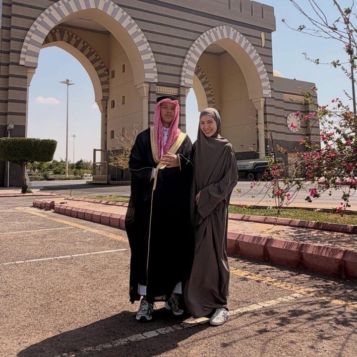 <p><em>Postingan</em> tersebut menuai beragam komentar positif dari rekan sesama artis dan netizen yang turut bangga atas pencapaian Shelby, Bunda. &ldquo;Mashaa Allah naaaa. koq gw jd ikutan haru bgtt duh bangga nya..., barakallah fii ilmi yaaah nakk,&rdquo; tulis Meisya Siregar. &ldquo;MasyaallaMasyaallaahhh tabarakallaaahh selamaattt abaaang,&rdquo; tulis Dian Ayu Lestari. &ldquo;Alhamdulilah hebat ka anaknya smg istiqomah dan ilmunya bermanfaat di Indo,&rdquo; tulis akun <em>@meryana_cevesti****.&nbsp;</em>(Foto: Instagram @ratnagalih)</p>
