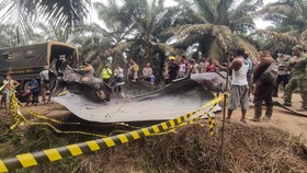 Otoritas Indonesia melakukan penyelidikan pada 20 Oktober setelah sebuah serpihan roket seukuran mobil jatuh di perkebunan kelapa sawit.