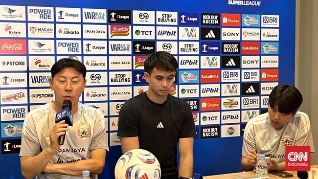 Shin Tae Yong dan Nadeo Argawinata dalam sesi jumpa pers jelang laga Persija Jakarta vs Arema FC, Selasa (20/10) sore di Persija Training Ground, Bojongsari, Depok.