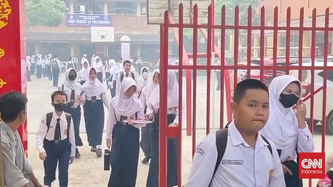 Kabut asap di Palembang semakin parah, memaksa siswa SMP Negeri 15 pulang sekolah. 
