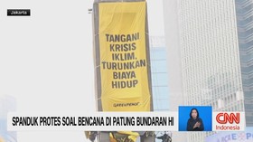 Spanduk Protes Soal Bencana di Patung Bundaran HI