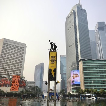 Suarakan Krisis Iklim, Greenpeace Indonesia Bentangkan Spanduk di Patung Bundaran HI