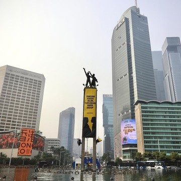 Suarakan Krisis Iklim, Greenpeace Indonesia Bentangkan Spanduk di Patung Bundaran HI