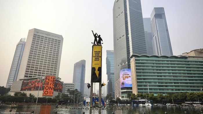 Suarakan Krisis Iklim, Greenpeace Indonesia Bentangkan Spanduk di Patung Bundaran HI