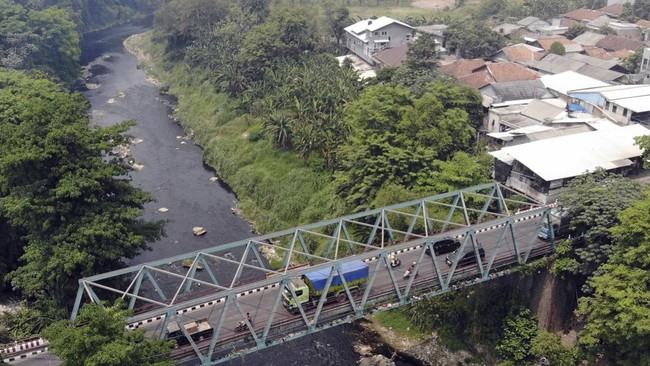 Foto udara kondisi Sungai CIleungsi berwarna hitam diduga tercemar limbah di Wanaherang, Gunung Putri, Kabupaten Bogor, Jawa Barat, Selasa (20/10/2026). Dinas Lingkungan Hidup (DLH) menyebut bahwa penyebab kembali menghitamnya aliran Sungai Cileungsi