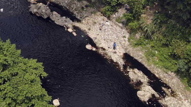Foto udara kondisi Sungai CIleungsi berwarna hitam diduga tercemar limbah di Wanaherang, Gunung Putri, Kabupaten Bogor, Jawa Barat, Selasa (20/10/2026). Dinas Lingkungan Hidup (DLH) menyebut bahwa penyebab kembali menghitamnya aliran Sungai Cileungsi