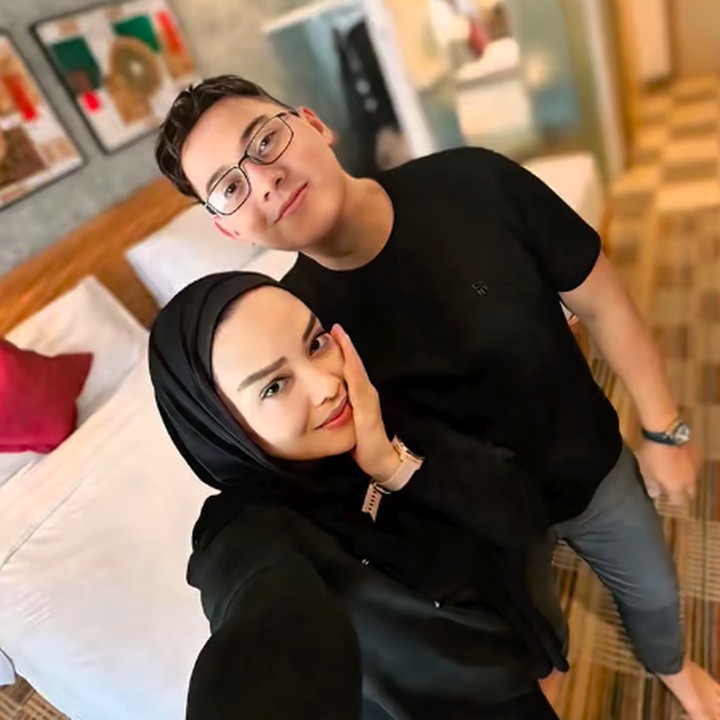 <p>Baru-baru ini, Terry kembali ke Tanah Air untuk mudik bareng suaminya. Melalui unggahan di Instagram Terry membagikan video saat kulineran bareng sang suami di Bandung, Jawa Barat. "Ajak suami yg sudah belasan tahun nggak ke Bandung," tulis di unggahan ini. (Foto: Instagram @terryputri)</p>