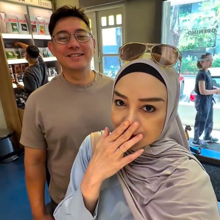<p>Tak hanya makanan berat, suami Terry juga diajak ke <em>coffee shop</em> yang sedang terkenal di Bandung. Derly sempat merasa kagum dengan <em>coffee shop</em> ini karena tempatnya yang nyaman. "Aku dapat melihat dari wajahnya, dia <em>amazed</em> sama tempat ini, katanya rapi dan canggih," kata Terry. (Foto: Instagram @terryputri)</p>