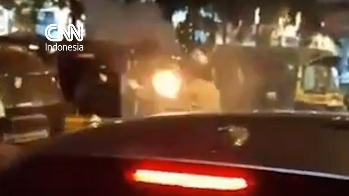 The Moments Leading Up to a Bollywood Actor Being Shot in a Car