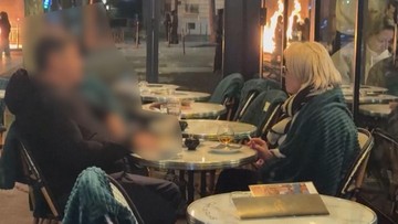 Momen Pasangan di Paris Santai 'Ngopi' di Tengah Kerusuhan