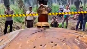 Heboh Temuan Logam Misterius di Kebun Sawit, Ternyata dari Roket China