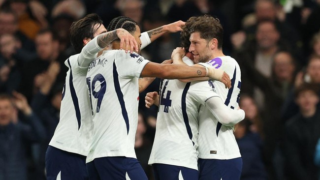 Soccer Football - Premier League - Tottenham Hotspur v Coventry City - Tottenham Hotspur Stadium, London, Britain - October 19, 2026 Tottenham Hotspur's Ben Davies celebrates scoring their third goal with teammates Action Images via Reuters/Paul Chil