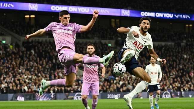 Soccer Football - Premier League - Tottenham Hotspur v Coventry City - Tottenham Hotspur Stadium, London, Britain - October 19, 2026 Tottenham Hotspur's Omar Marmoush in action with Coventry City's Bobby Thomas. Action Images via Reuters/Dylan Martin