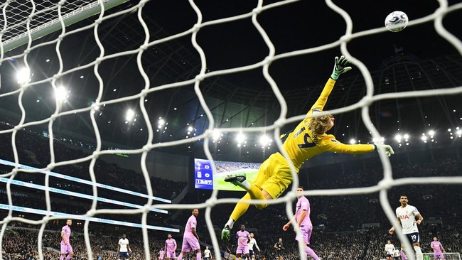 Soccer Football - Premier League - Tottenham Hotspur v Coventry City - Tottenham Hotspur Stadium, London, Britain - October 19, 2026 Tottenham Hotspur's James Maddison scores their first goal REUTERS/Dylan Martinez EDITORIAL USE ONLY. NO USE WITH UNA