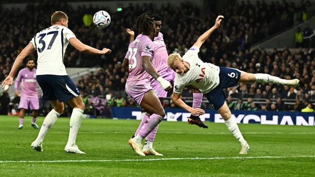 Soccer Football - Premier League - Tottenham Hotspur v Coventry City - Tottenham Hotspur Stadium, London, Britain - October 19, 2026 Tottenham Hotspur's Jan Paul van Hecke in action with Coventry City's Brandon Thomas-Asante REUTERS/Dylan Martinez ED