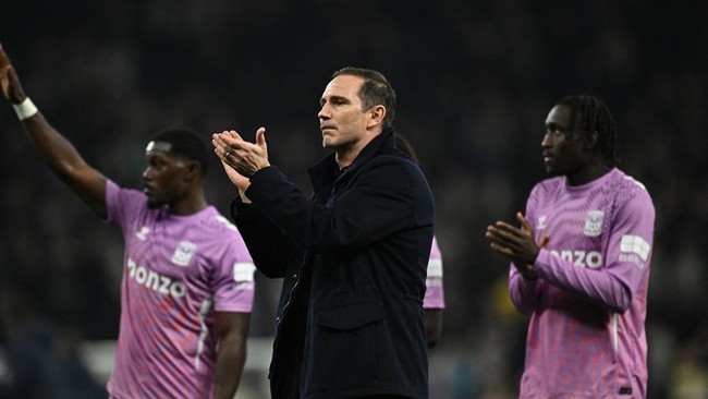 Soccer Football - Premier League - Tottenham Hotspur v Coventry City - Tottenham Hotspur Stadium, London, Britain - October 19, 2026 Coventry City manager Frank Lampard applauds fans after the match REUTERS/Dylan Martinez EDITORIAL USE ONLY. NO USE W
