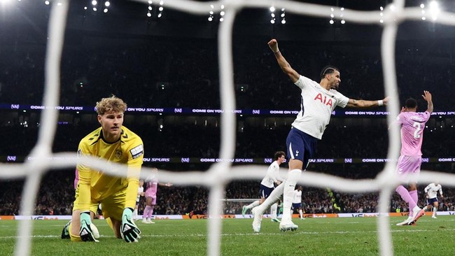 Soccer Football - Premier League - Tottenham Hotspur v Coventry City - Tottenham Hotspur Stadium, London, Britain - October 19, 2026 Tottenham Hotspur's Dominic Solanke celebrates after Omar Marmoush scores their second goal Action Images via Reuters