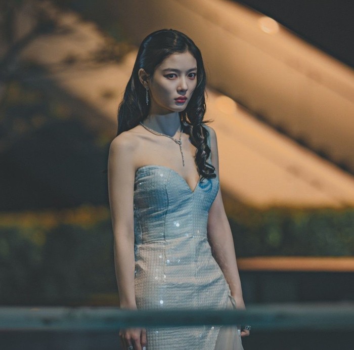 Untuk pertama kalinya, Kim Yoo Jung memerankan seorang sosiopat lewat serial Dear X (2025). Ia adalah Baek Ah Jin, aktris papan atas yang mencapai puncak industri dengan memanfaatkan orang lain dengan cara kejam dan manipulatif./ Foto: TVING