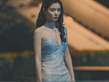 Untuk pertama kalinya, Kim Yoo Jung memerankan seorang sosiopat lewat serial Dear X (2025). Ia adalah Baek Ah Jin, aktris papan atas yang mencapai puncak industri dengan memanfaatkan orang lain dengan cara kejam dan manipulatif./ Foto: TVING