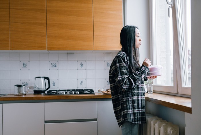 Bagi mereka, lebih mudah untuk berpura-pura baik-baik saja daripada harus menjelaskan apa yang sedang mereka alami. Mereka cenderung perfeksionis, people pleaser, tertutup, mandiri, hingga mengalami kewalahan secara emosional.