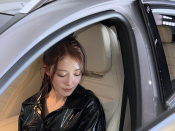 Aktris Korea tersebut membagikan pengalamannya merasakan kenyamanan mobil listrik seri CLA & GLC yang dilengkapi kecerdasan fitur AI yang mengembangkan modernitas dengan tampilan berkelas dan pilihan mesin terbaik./ Foto: instagram.com/seyoung_10