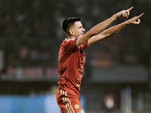 Alexander Jeremejeff cetak dua gol saat Persija Jakarta unggul 2-0 atas Arema FC pada lanjutan Super League di Stadion Patriot Candrabhaga, Rabu (21/10).