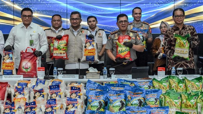 Petugas Satgas Pangan Bareskrim Polri menata barang bukti beras usai konferensi pers pengungkapan kasus beras fortifikasi di Bareskrim Polri, Jakarta, Rabu (21/10/2026).