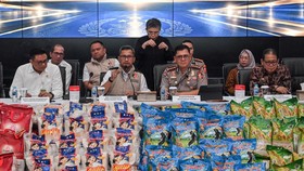 Dirtipideksus Bareskrim Polri Kombes Pol Suhasto (kedua kiri) bersama Kabagpenum Divisi Humas Kombes Pol Erdi Chaniago (kedua kanan), Deputi I Bidang Ketersediaan dan Stabilisasi Pangan Bapanas Brigjen Pol Hermawan (kiri) dan Deputi III Bidang Pengan