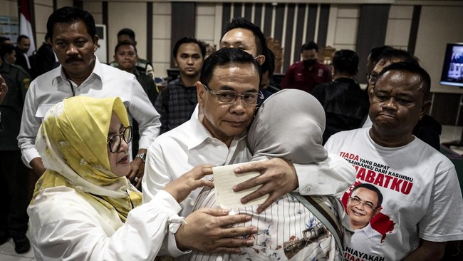 Bupati Pati nonaktif Sudewo (tengah) memeluk anggota keluarganya usai mengikuti sidang putusan kasus dugaan suap dan gratifikasi proyek Direktorat Jenderal Perkeretaapian (DJKA) Kementerian Perhubungan serta kasus dugaan pemerasan dalam seleksi peran