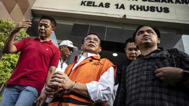 Bupati Pati nonaktif Sudewo (tengah) berjalan menuju kendaraan taktis Korps Brimob usai mengikuti sidang putusan kasus dugaan suap dan gratifikasi proyek Direktorat Jenderal Perkeretaapian (DJKA) Kementerian Perhubungan serta kasus dugaan pemerasan d