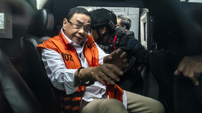 Bupati Pati nonaktif Sudewo (tengah) masuk ke dalam kendaraan taktis Korps Brimob usai mengikuti sidang putusan kasus dugaan suap dan gratifikasi proyek Direktorat Jenderal Perkeretaapian (DJKA) Kementerian Perhubungan serta kasus dugaan pemerasan da