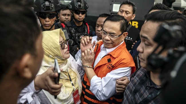 Bupati Pati nonaktif Sudewo (tengah) berjalan menuju kendaraan taktis Korps Brimob usai mengikuti sidang putusan kasus dugaan suap dan gratifikasi proyek Direktorat Jenderal Perkeretaapian (DJKA) Kementerian Perhubungan serta kasus dugaan pemerasan d