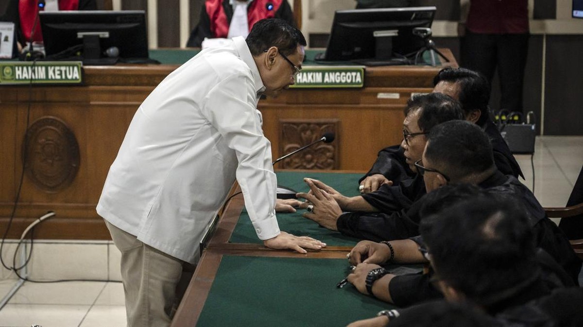 Bupati Pati nonaktif Sudewo (tengah) berkonsultasi dengan tim kuasa hukumnya dalam sidang putusan kasus dugaan suap dan gratifikasi proyek Direktorat Jenderal Perkeretaapian (DJKA) Kementerian Perhubungan serta kasus dugaan pemerasan dalam seleksi pe