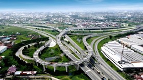 PT Jasa Marga (Persero) Tbk terus memantau perkembangan dan dinamika pasar modal nasional secara seksama guna memastikan arah kebijakan Perseroan tetap sejalan dengan target pertumbuhan jangka panjang. Dalam kerangka tersebut, Perseroan membuka ruang