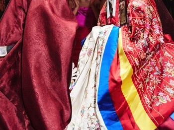 Di hari pernikahannya, Sam Kim bahkan menyiapkan momen romantis dengan menyanyikan lagu khusus untuk Ejae secara perdana di momen sang pujaan hati berjalan memasuki altar./ Foto: instagram.com/ejae_k