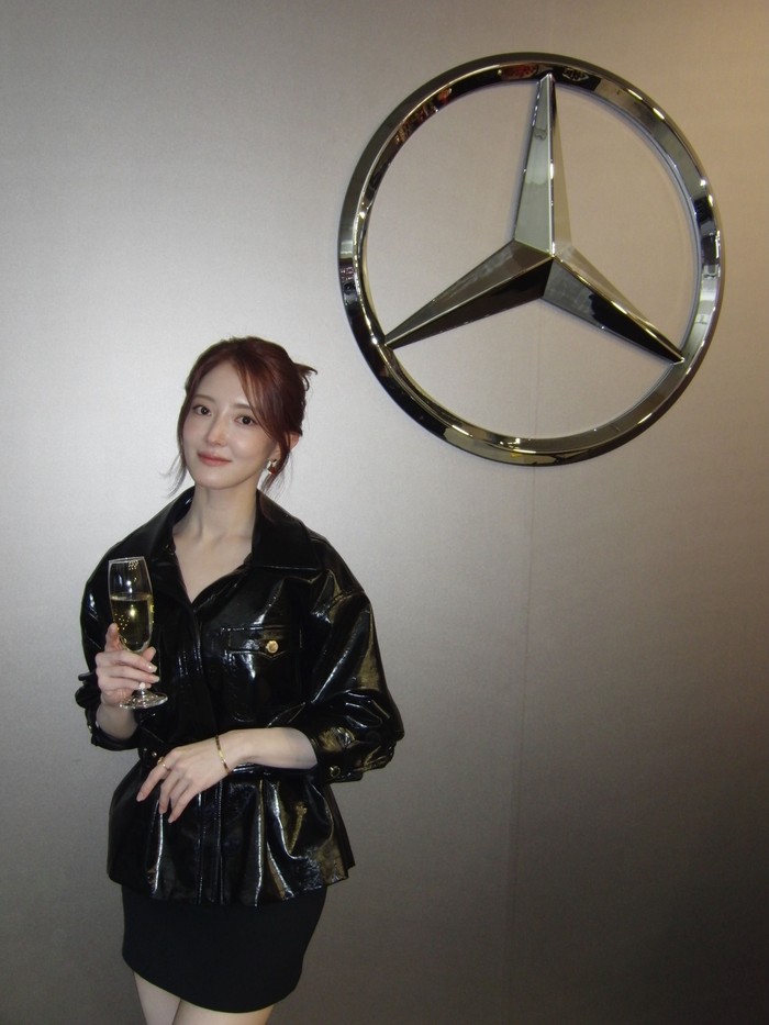 Dalam wawancara bersama media di acara peluncuran koleksi terbaru Mercedes Benz, Lee Se Young menyatakan reaksi jujurnya bahwa kendaraan berjenis SUV tersebut sangat mendukung mobilitas yang canggih sekaligus modis./ Foto: instagram.com/seyoung_10
