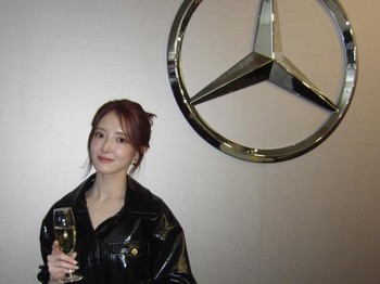 Dalam wawancara bersama media di acara peluncuran koleksi terbaru Mercedes Benz, Lee Se Young menyatakan reaksi jujurnya bahwa kendaraan berjenis SUV tersebut sangat mendukung mobilitas yang canggih sekaligus modis./ Foto: instagram.com/seyoung_10