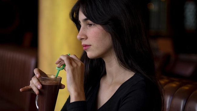 7 Ciri Kepribadian Orang yang Tanpa Sadar Mengangkat Jari Kelingking saat Minum