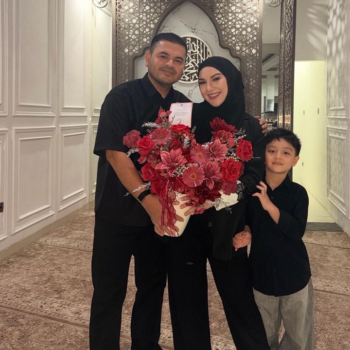 <p>Irish Bella bersama suami dan keluarga besarnya tampak kompak mengenakan busana bernuansa gelap atau hitam, menciptakan keharmonisan yang hangat di momen spesial mereka.(Foto:@_irishbella_)</p>