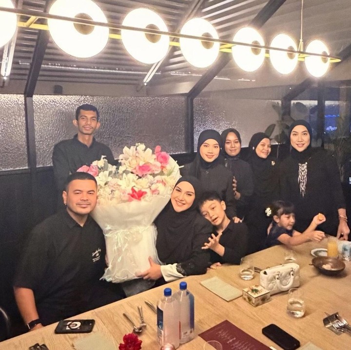<p>Irish Bella dan Haldy Sabri merayakan wedding anniversary kedua mereka dengan menggelar acara makan malam (dinner) bersama di restoran bernuansa modern. Suasana hangat, intim dan penuh kebahagiaan begitu terasa di perayaan tersebut. Tampak keempat anak dari pernikahan mereka sebelumnya suka cita ikut merayakan bersama. (Foto:@_irishbella_)</p>