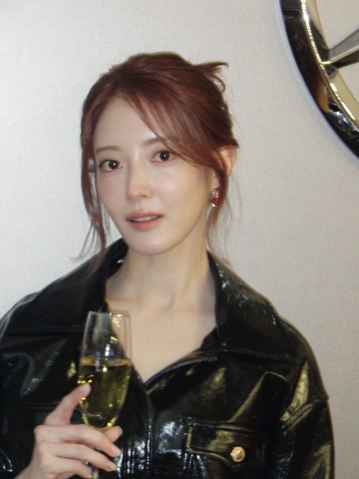Jadi, itu dia Beauties penampilan terbaru Lee Se Young yang berkelas, karismatik, dan super edgy dalam mendukung inovasi 'The all-new electric' yang diusung oleh mobil listrik terbaru seri CLA dan GLC./ Foto: instagram.com/seyoung_10