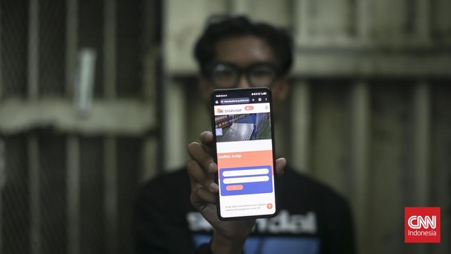 Aplikasi Dispusip DKI Jakarta dapat diakses melalui handphone. (CNN Indonesia/Adhi Wicaksono)