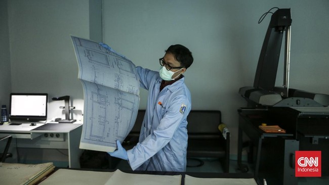 Proses pengarsipan dokumen lama di Kantor Dinas Perpustakaan dan Kearsipan Provinsi DKI Jakarta, Selasa, 29 April 2025. Sejumlah arsip video, film, peta, teks, audio ini milik provinsi DKI Jakarta, 20 Oktober 2026. (CNN Indonesia/Adhi Wicaksono)