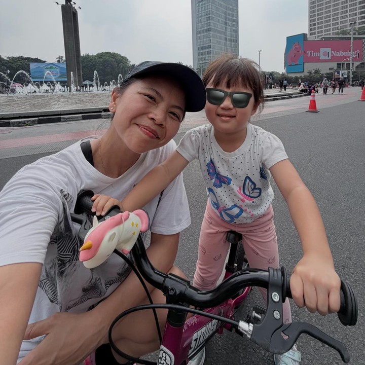 <p>Baru-baru ini, Greysia Polii mengungkap hobi baru sang putri. Jessia ternyata sedang suka bersepeda. Nah, untuk mendukung hobi anaknya ini, Greysia Polii memberikan kebebasan Jessia untuk main sepeda di area yang lebih luas saat <em>car free day</em> (CFD). (Foto: Instagram @greyspolii)</p>